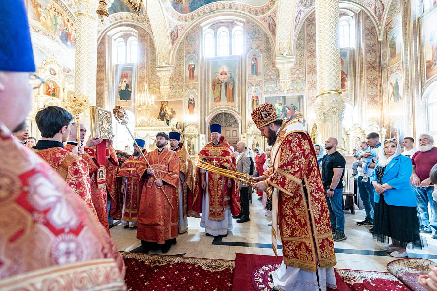 Божественная литургия во Всехсвятском храме города Серпухова